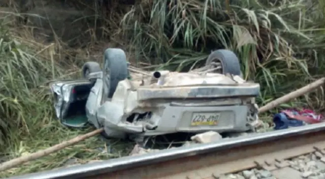 Vehículo quedó totalmente destrozado tras la volcadura. Vehículo quedó totalmente destrozado tras la volcadura.
