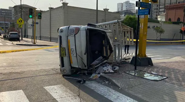 Vehículo quedó volcado tras el impacto que dejó a una persona fallecida.