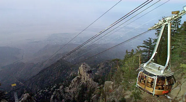 El hombre sobrevivió con heridas leves.