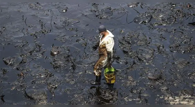 Derrame de petróleo: Repsol asegura que completará esta semana la limpieza del mar Derrame de petróleo: Repsol asegura que completará esta semana la limpieza del mar