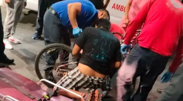 El joven de aproximadamente 16 años fue trasladado a un hospital. El joven de aproximadamente 16 años fue trasladado a un hospital.