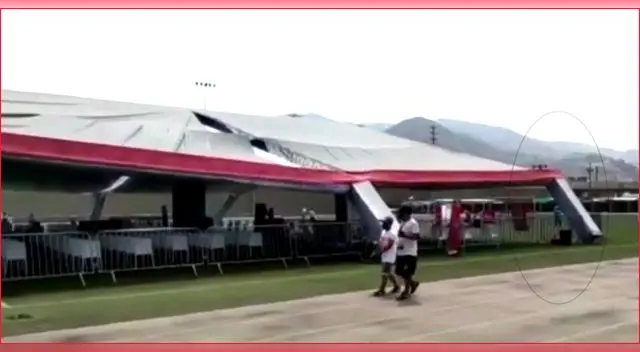 Cae estructura de fierro de un toldo en vacunatorio.