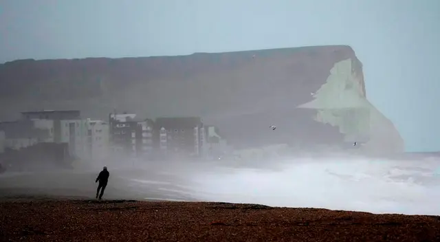 Una persona camina en la playa de Seaford, mientras la tormenta Eunice azota Seaford y la costa sur de Inglaterra. Una persona camina en la playa de Seaford, mientras la tormenta Eunice azota Seaford y la costa sur de Inglaterra.