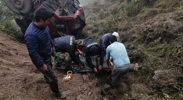 Tío y sobrino mueren al colapsar la vía por donde se trasladaban en Huancavelica Tío y sobrino mueren al colapsar la vía por donde se trasladaban en Huancavelica