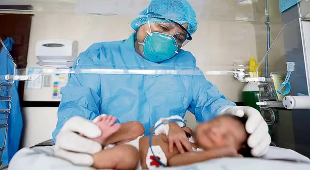 Recién nacido se encuentra con su madre y ella afirma que está estable. Recién nacido se encuentra con su madre y ella afirma que está estable.