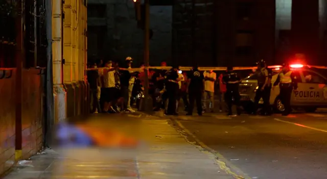 Ambas víctimas fueron asesinadas a balazos a pocos metros de la avenida Alfonso Ugarte. Sería ajuste de cuentas. Ambas víctimas fueron asesinadas a balazos a pocos metros de la avenida Alfonso Ugarte. Sería ajuste de cuentas.