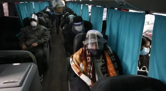 Con galletas pepean a pasajeros para robarles al interior de un bus en Ayacucho Con galletas pepean a pasajeros para robarles al interior de un bus en Ayacucho