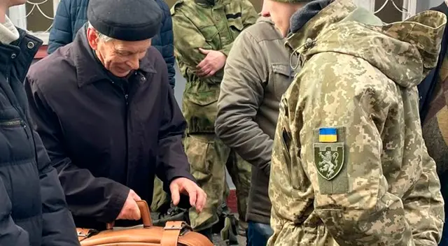 La exprimera dama de Ucrania, Kateryna Yushchenko, compartió la emotiva foto en su cuenta de Twitter. La exprimera dama de Ucrania, Kateryna Yushchenko, compartió la emotiva foto en su cuenta de Twitter.