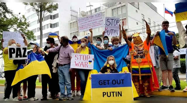 Manifestantes ucranianos se encuentran en los exteriores de la embajada rusa. Manifestantes ucranianos se encuentran en los exteriores de la embajada rusa.