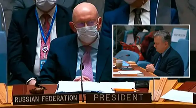 Al parecer, Vasily Nebenzya soltó una risa de burla por el gesto en su rostro tras homenaje a víctimas de Ucrania.