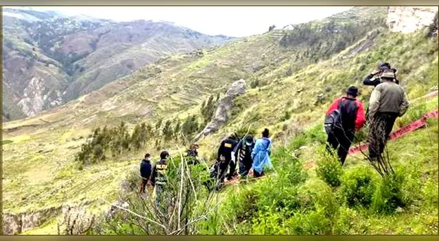 Mujer destrozada tuvo que reconocer a su esposo desaparecido en poblado de Huancavelica. Mujer destrozada tuvo que reconocer a su esposo desaparecido en poblado de Huancavelica.