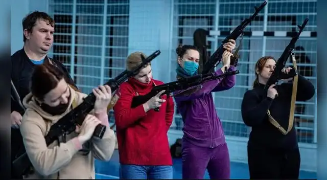 Un grupo de mujeres reciben entrenamiento militar en uno de los barrios de Kiev donde van a integrar la defensa popular. Foto Raión de Pechersk