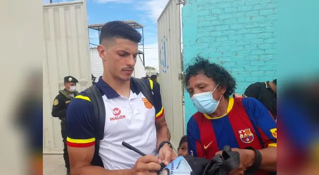 Rodrigo Salinas es el jugador más asediados por los hinchas del Atlético Grau