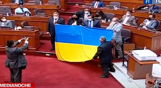 El hecho generó que otros parlamentarios, quienes a gritos rechazaban la presencia de la bandera de Ucrania.