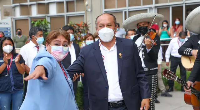 Juan Silva dejó el MTC en medio de celebraciones, pese a los cuestionamientos