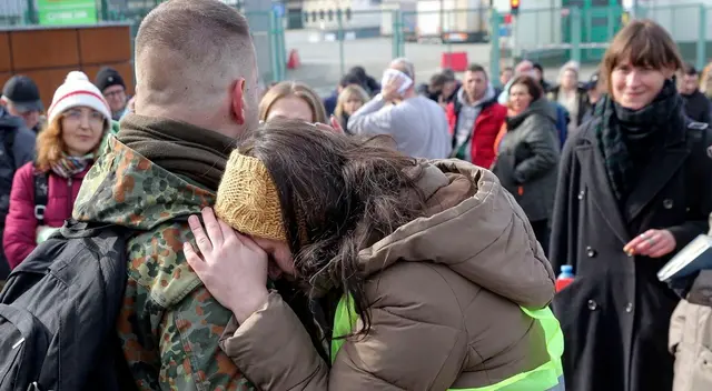 Ciudadanos vuelven a Ucrania para luchar contra la invasión rusa.