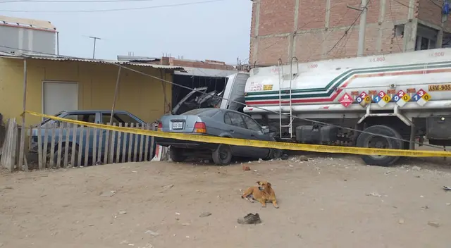 camión cargado de combustible impacta contra su vivienda en VES camión cargado de combustible impacta contra su vivienda en VES