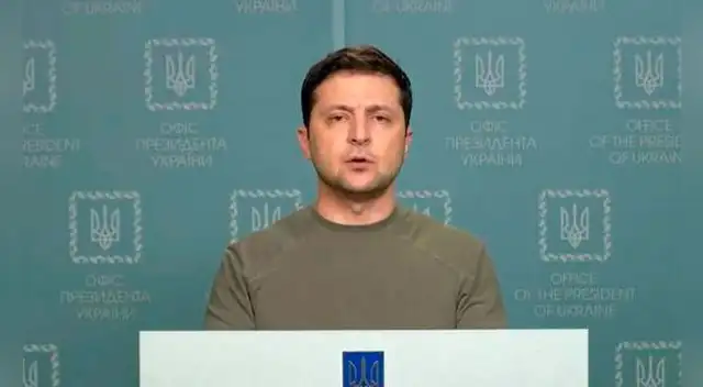 Volodimir Zelenski indicó que tanto él como su familia permanecen en Ucrania aunque Moscú lo haya identificado a él como el “objetivo número uno”. Foto: AFP