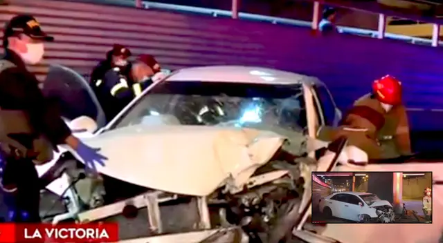 Carro choca contra columna del puente México de la Vía Expresa, en La Victoria. Carro choca contra columna del puente México de la Vía Expresa, en La Victoria.