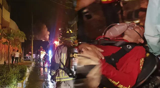 Bombero es auxiliado por sus compañeros tras sufrir descompensación en incendio de SJL.