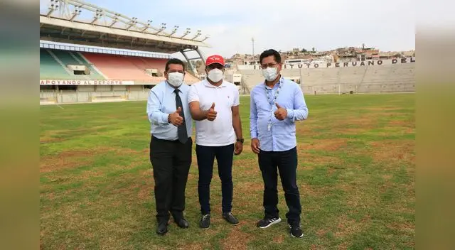 Julio Rivera viendo la infraestructura de dos ciudades del sur y se puso manos a la obra.