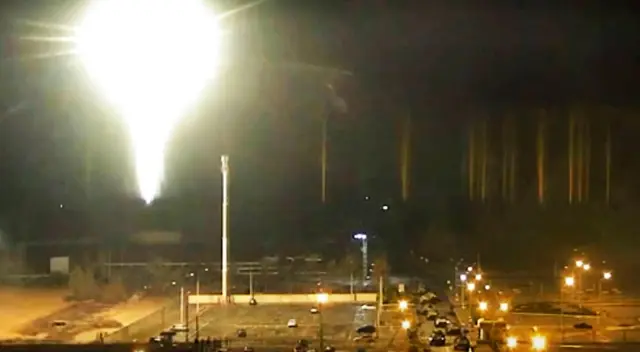 Portavoz del ministerio ruso indicó que un grupo de nacionalistas ucranianos le prendió fuego en el edificio fuera del territorio de la planta nuclear. Portavoz del ministerio ruso indicó que un grupo de nacionalistas ucranianos le prendió fuego en el edificio fuera del territorio de la planta nuclear.