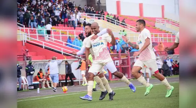 Luis Trujillo de tiro libre anotó  el primero de UTC en la victoria 3-1 ante Melgar en el Héroes de San Ramón.