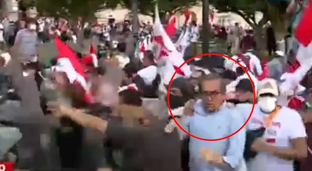 Apristas fueron arrimados a palos hacia un lado por la policía nacional. Apristas fueron arrimados a palos hacia un lado por la policía nacional.