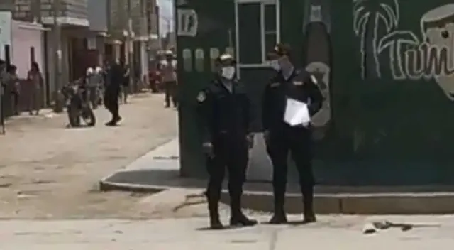 Efectivos policiales llegaron para tapar con plástico el cadáver.