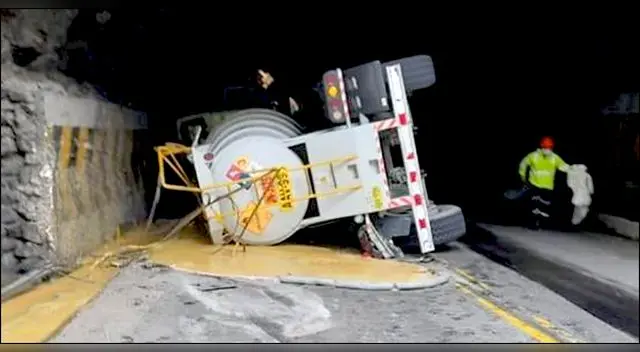 Camión cisterna plagado de nitrato de amonio se volcó cerca al río Rímac. Camión cisterna plagado de nitrato de amonio se volcó cerca al río Rímac.