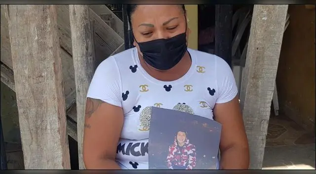 Madre llora desconsoladamente la pérdida de su hijo en San Juan de Miraflores.