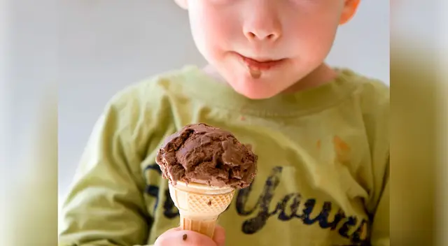 Los mejores trucos para quitar manchas de chocolate de la ropa.