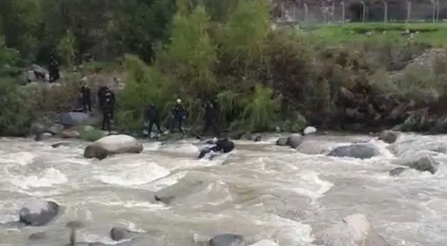 Vecinos llamaron a la comisaría del sector para dar aviso de un cuerpo en el río. Vecinos llamaron a la comisaría del sector para dar aviso de un cuerpo en el río.