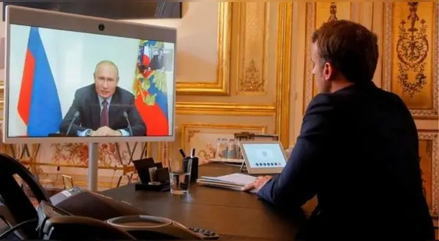 El presidente francés, Emmanuel Macron, hablando con su homólogo ruso, Vladimir Putin.