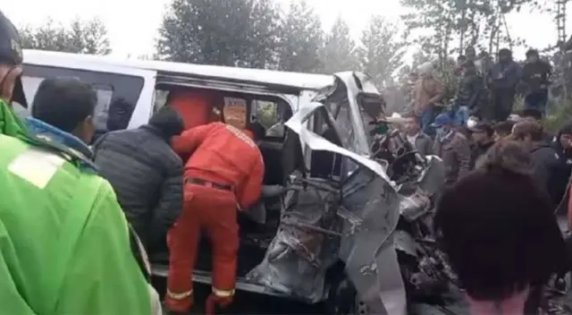 Bomberos ayudaron en el rescate de las víctimas.