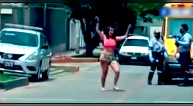 Mujer en presunto estado de drogadicción causa desenfreno en Surco.