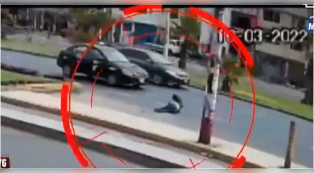 Mujer termina en medio de la pista por combi con la puerta abierta al estar en correteo con otra unidad en la avenida Universitaria. Mujer termina en medio de la pista por combi con la puerta abierta al estar en correteo con otra unidad en la avenida Universitaria.