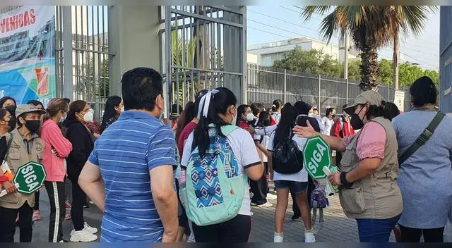 Padres emocionados en el primer día de clases de sus hijos tras dos años de emergencia sanitaria.