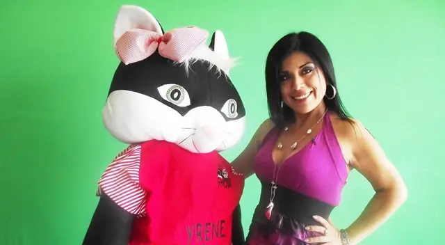 Yrene Rojas junto a mascota de su programa. Yrene Rojas junto a mascota de su programa.