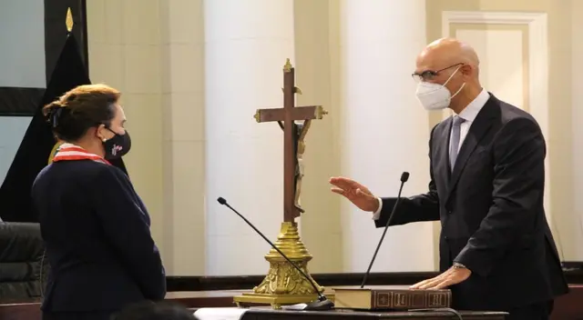 La presidenta del Poder Judicial, Elvia Barrios tomó juramento al economista Eduardo Torres-Llosa Villacorta en el BCR La presidenta del Poder Judicial, Elvia Barrios tomó juramento al economista Eduardo Torres-Llosa Villacorta en el BCR
