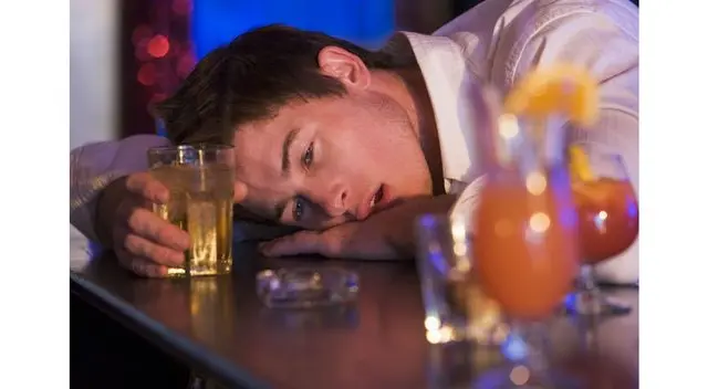 Conoce qué ocurre si ante de ingerir alcohol bebes leche