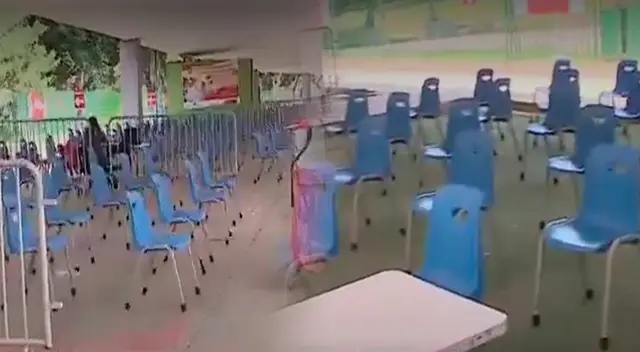 Centro de vacunación contra la COVID-19 luce vació Centro de vacunación contra la COVID-19 luce vació