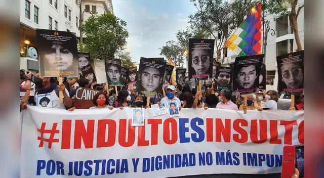Ciudadanos se movilizan por las calles del centro de Lima. Ciudadanos se movilizan por las calles del centro de Lima.