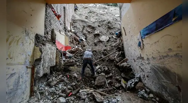 La Libertad: rescatan el cuerpo de la octava víctima mortal tras derrumbe Foto: Andrés Arteaga / EsSalud La Libertad: rescatan el cuerpo de la octava víctima mortal tras derrumbe Foto: Andrés Arteaga / EsSalud