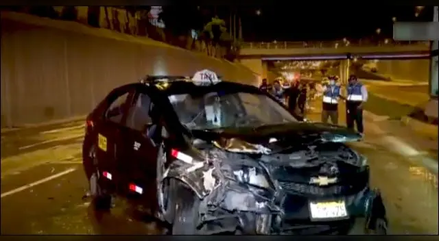 Una adolescente de 17 años resultó herida luego de que el taxi en el que iban chocó contra un vehículo en la Vía Expresa en La Victoria. Una adolescente de 17 años resultó herida luego de que el taxi en el que iban chocó contra un vehículo en la Vía Expresa en La Victoria.