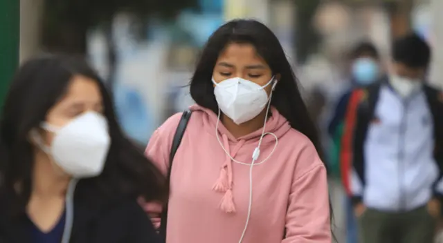 Personas deben usar su mascarilla para evitar contagios de COVID-19.