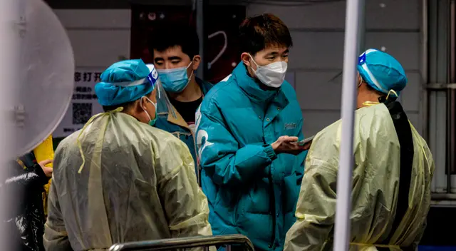 La variante ómicron, la más contagiosa en China, amenaza con hacer descarrilar la estrategia de “cero casos” del gobierno de Xi Jinping.