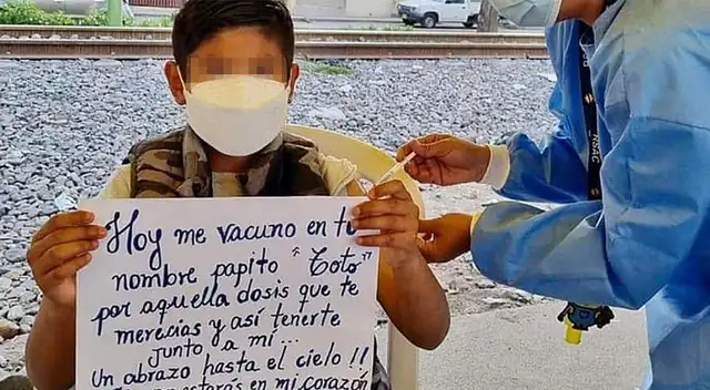 Menor llevó su cartel al centro de vacunación para que su abuelito, desde el cielo, sepa que lo quiere.