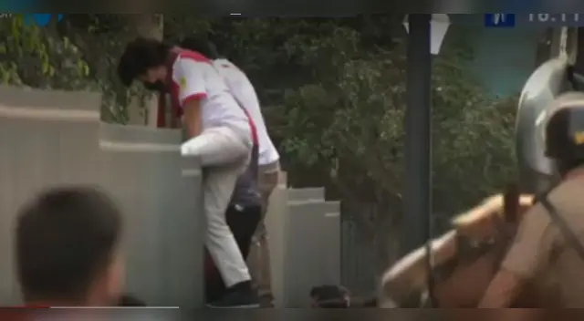 hinchas trepan las rejas del Estadio Nacional