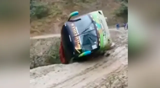 Bus cae al abismos con 40 pasajeros a bordo.